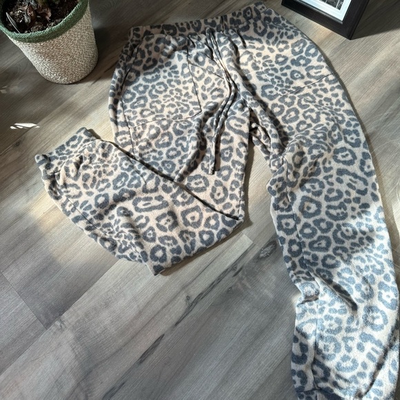 Leopard print Size medium fuzzy cozy pants - Picture 2 of 8